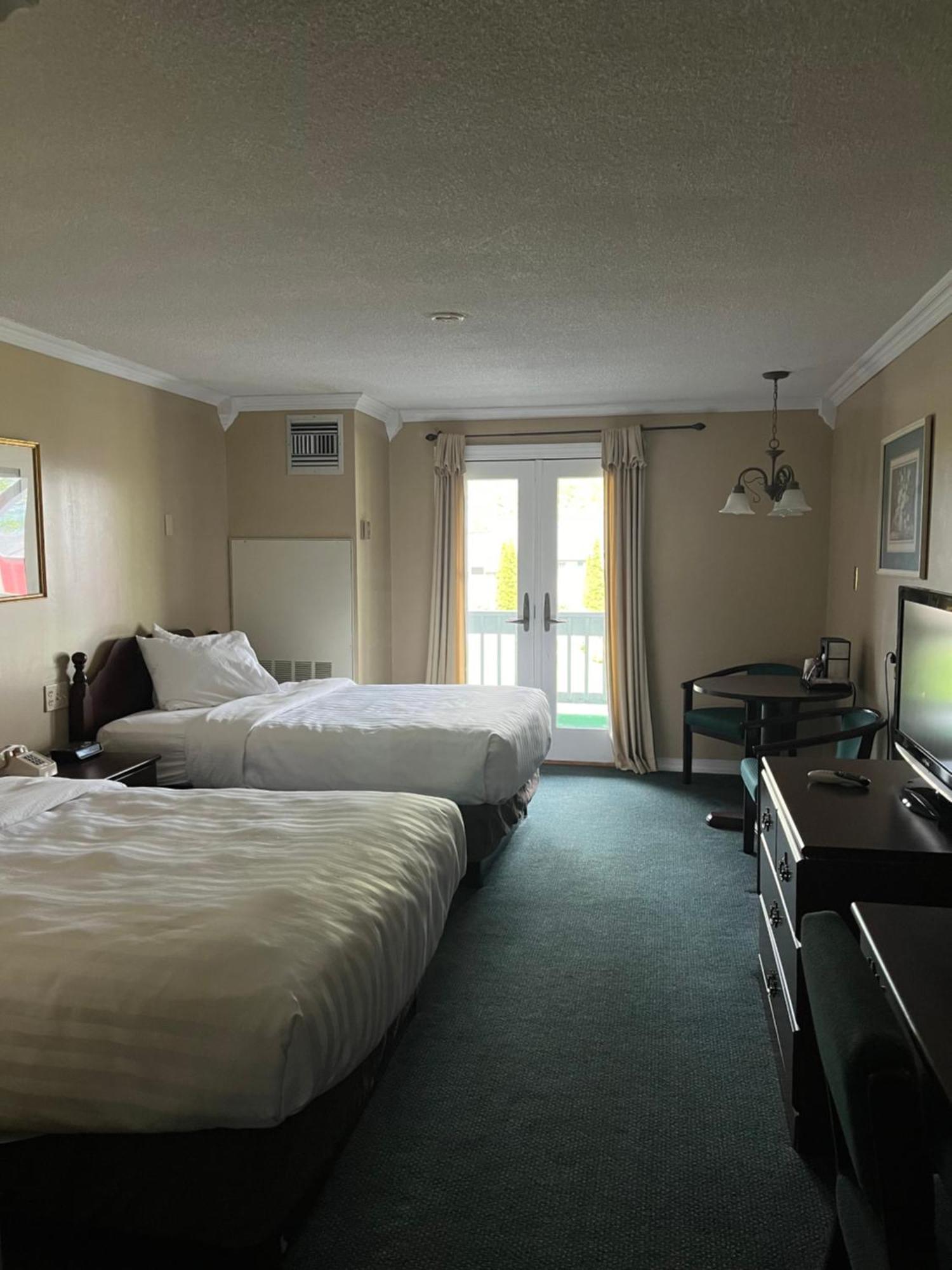 Webb'S Hotel Mayville Esterno foto
